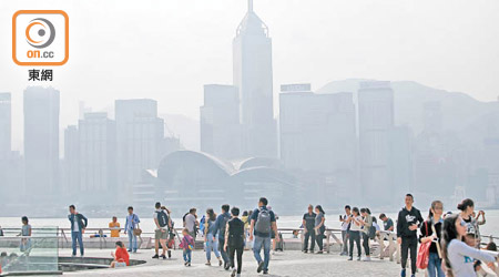 空氣質素欠佳，維港兩岸景色看不清。（李志湧攝）