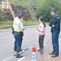 警方向同行女同學了解事發經過。（黃子喬攝）