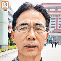 港人黃先生認為，深圳治安比東莞好。（黃少君攝）