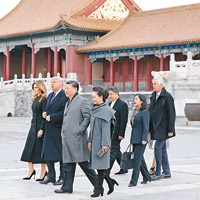 習近平和特朗普一邊遊覽，一邊討論中國文化歷史。（中新社圖片）
