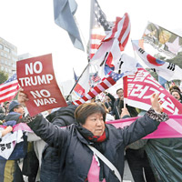 南韓反美示威者舉起「不要戰爭」的橫額。（美聯社圖片）