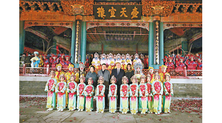 暢音閣 看京劇<br>兩國元首夫婦觀賞京劇後與眾演員合照。（互聯網圖片）
