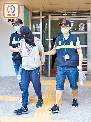 收取郵包男子被拘捕。（曾紹良攝）