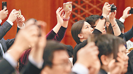 中美首腦會談期間，在場人士紛紛舉機拍照。（美聯社圖片）