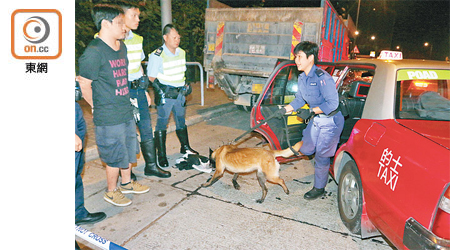 警方召緝毒犬到場搜車，並拘捕涉案的士司機（左）。