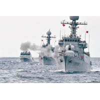 南韓<br>南韓軍艦進行演習。