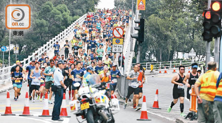 「港島10公里賽2017」昨開跑，吸引六千多名選手。（高嘉業攝）