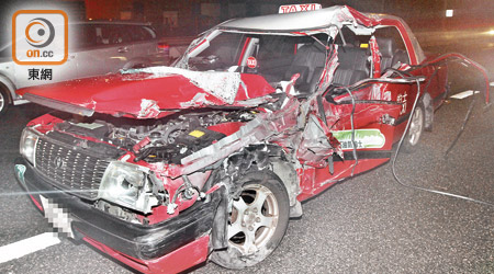 肇事的士左邊車身嚴重損毀，女死者被困車內。（資料圖片）
