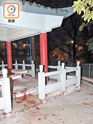 發生廝殺的涼亭地上遺下大量血漬。（梁國雄攝）