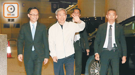 李飛（左二）昨晚抵港展開訪問，聶德權（左一）在酒店門外迎接。（陳嘉順攝）