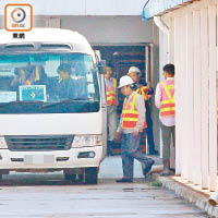 李飛穿上橙色工地反光背心及戴上白色安全帽，乘專車到港珠澳大橋視察。（張世洋攝）