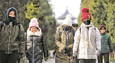北京市民出行時都穿上厚厚冬裝。（互聯網圖片）