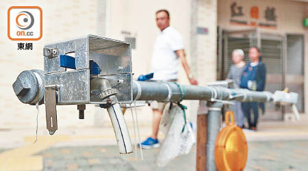 紅磡邨二期外的街喉上已安裝鐵盒，只要加上鐵鎖，居民即無法自由取用食水。（吳艶玲攝）