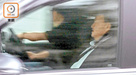 李永達（右）在黎宅逗留接近三個小時後離開，七人車之後在鬧市左穿右插逃避記者追訪。