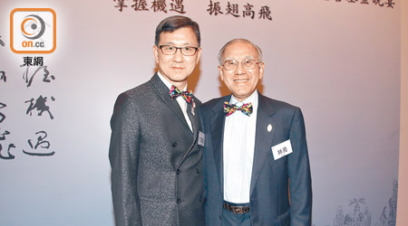 大會籌委會主席沈運龍（左）同協會榮譽會長林亮（右）戴上色彩繽紛嘅會呔之後，成個人醒神晒。（溫國佳攝）