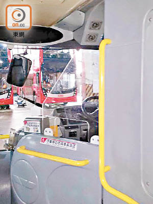 九巴在一輛巴士的司機座位旁加裝「防襲板」，減低車長被滋擾及襲擊。