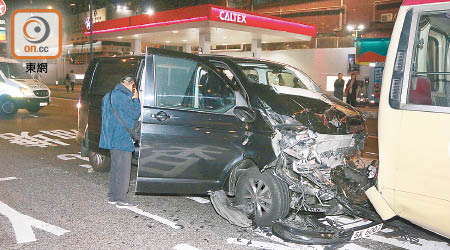 意外中客貨車車頭嚴重毀爛。（黃浩棋攝）