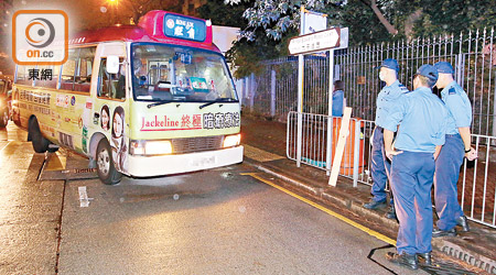 涉事小巴撞倒過路翁。（馬竟峯攝）