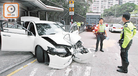 肇事私家車撞欄後，再倒後撞向巴士站。（曾志恆攝）