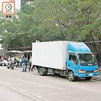 被撞貨車停在現場路旁協助。