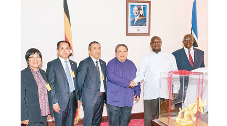 何志平（右三）曾率團前往烏干達考察，並與該國總統穆塞韋尼（右二）及該國外長庫泰薩（右一）會面。（互聯網圖片）