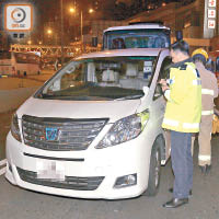 警方查看遭撞尾的私家車。