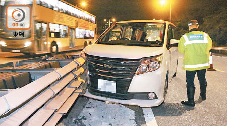 肇事七人車撞向防撞欄，車頭損毀。（林兆崙攝）