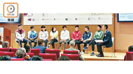 八間大學派出學生運動員代表分享在學面對的困難。（何青霞攝）