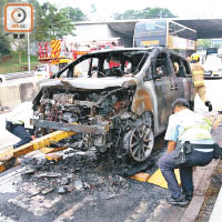 七人車燒至引擎外露。（林兆崙攝）