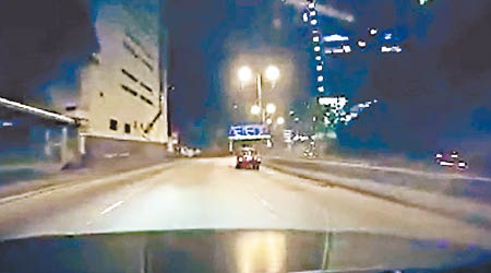 車Cam拍到警車追截逆線鐵騎。（互聯網圖片）