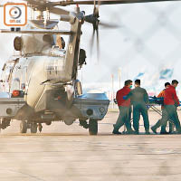 直升機將死者遺體運返政府飛行服務隊總部。（梁裔楠攝）