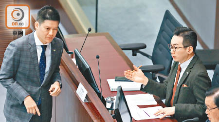 譚文豪（左）和楊岳橋（右）指，快運機師工會今年六月開始「按章工作」。