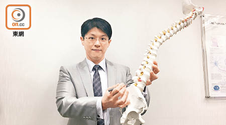 王俊華指出，腰椎間盤突出的放射性痛楚可蔓延至膝蓋。（黃金棋攝）
