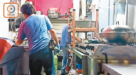 東涌的大牌檔廚房設備簡陋，石油氣罐及食材四處散放。