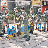 中國解放軍駐澳門部隊幫忙救災。
