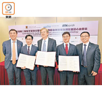 中大校長沈祖堯（左一）、Bradley Nelson（左三）、崔弘洙（左四）宣布成立「創新醫學科技聯合研究中心」。（黃知樂攝）