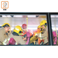 消防救出被困的上層男乘客。