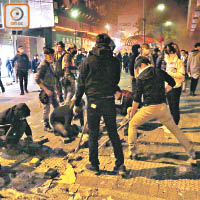 旺角暴亂中有大批蒙面示威者掘磚作武器向警方投擲，更有人四處縱火及燒車。（資料圖片）