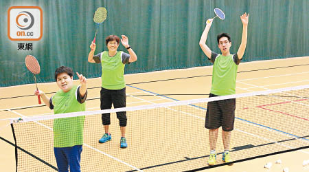 自閉症人士Jenny（左）及Raymond（右）自從跟動樂會教練程金鳳（中）學習羽毛球後，對運動開始變得不抗拒。（朱偉坤攝）