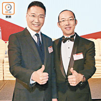 立法會批發零售界議員邵家輝（左）都去祝賀王偉（右）升任會長。