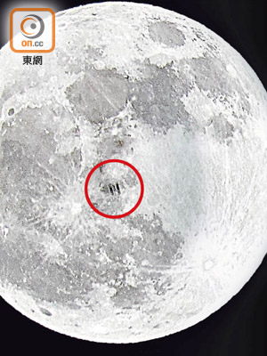 薛俊朗拍得太空站（紅圈示）掠過月球表面的一刻。（薛俊朗提供）