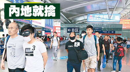 涉跨境來港犯案的內地假卡黨成員，被押回南京。（互聯網圖片）