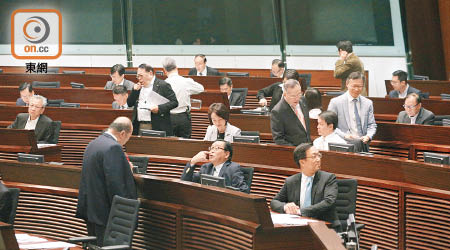 建制議員留守議會以防民主派點人數及玩突襲。（何天成攝）