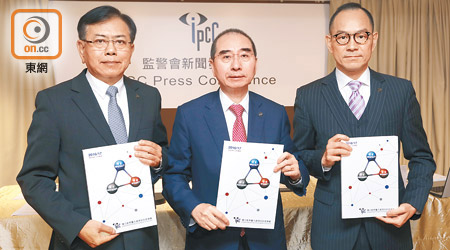 俞官興（左起）、郭琳廣和梅達明一同發表監警會新一份工作報告。（袁志豪攝）