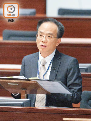 多名議員批評蘇偉文嘅回應係照稿讀。（何天成攝）