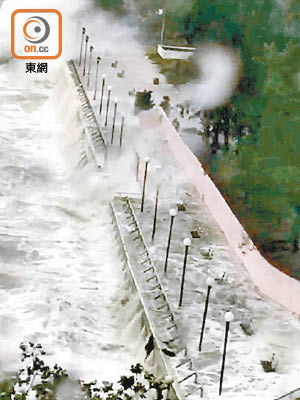 「天鴿」襲港期間，杏花邨海旁水位飆升。（資料圖片）