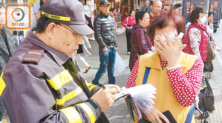 有亂過馬路的婦人被票控，大感無奈。（朱先儒攝）