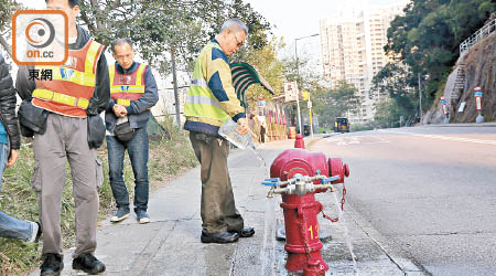 水務署職員昨到高盛臺附近街喉取水化驗。（黃雄攝）