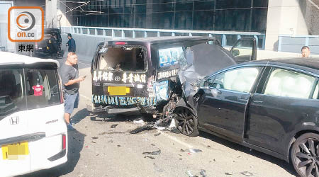 客貨車撞壆再與電動車相撞。（讀者提供）