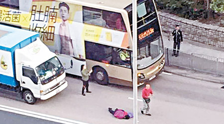 捱撞女子倒地受傷，有司機及市民上前協助。（互聯網圖片）